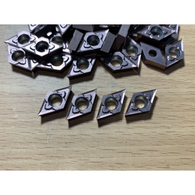 เม็ด D11 ( r02 ) ปลายงอน ลายดอกไม้ กลึงปลอก-ปาดได้ กลึงเกลียวได้ดี (ขายเป็นเม็ด)