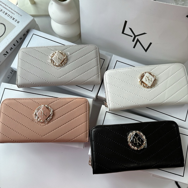 1. #กระเป๋าสตางค์ใบยาว
2. #ลายวี
3. #ขนาด7.5นิ้ว
4. #ราคา690บาท
5. #กระเป๋าสตางค์
