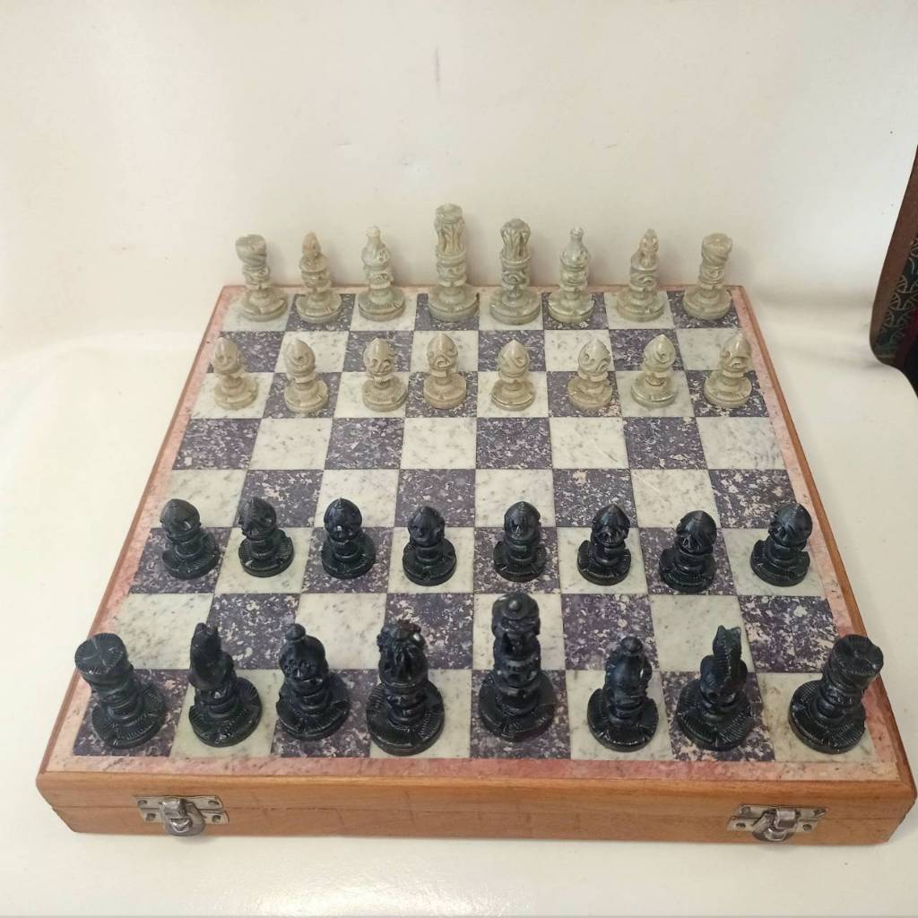 หมากรุก กระดานหินผสมไม้  Wooden Chess Box With Marble Chess Pieces Set กว้าง.12"x12"นิ้ว มีรอยซ่อมหน่อยด้านหลัง ตัวหมากแ