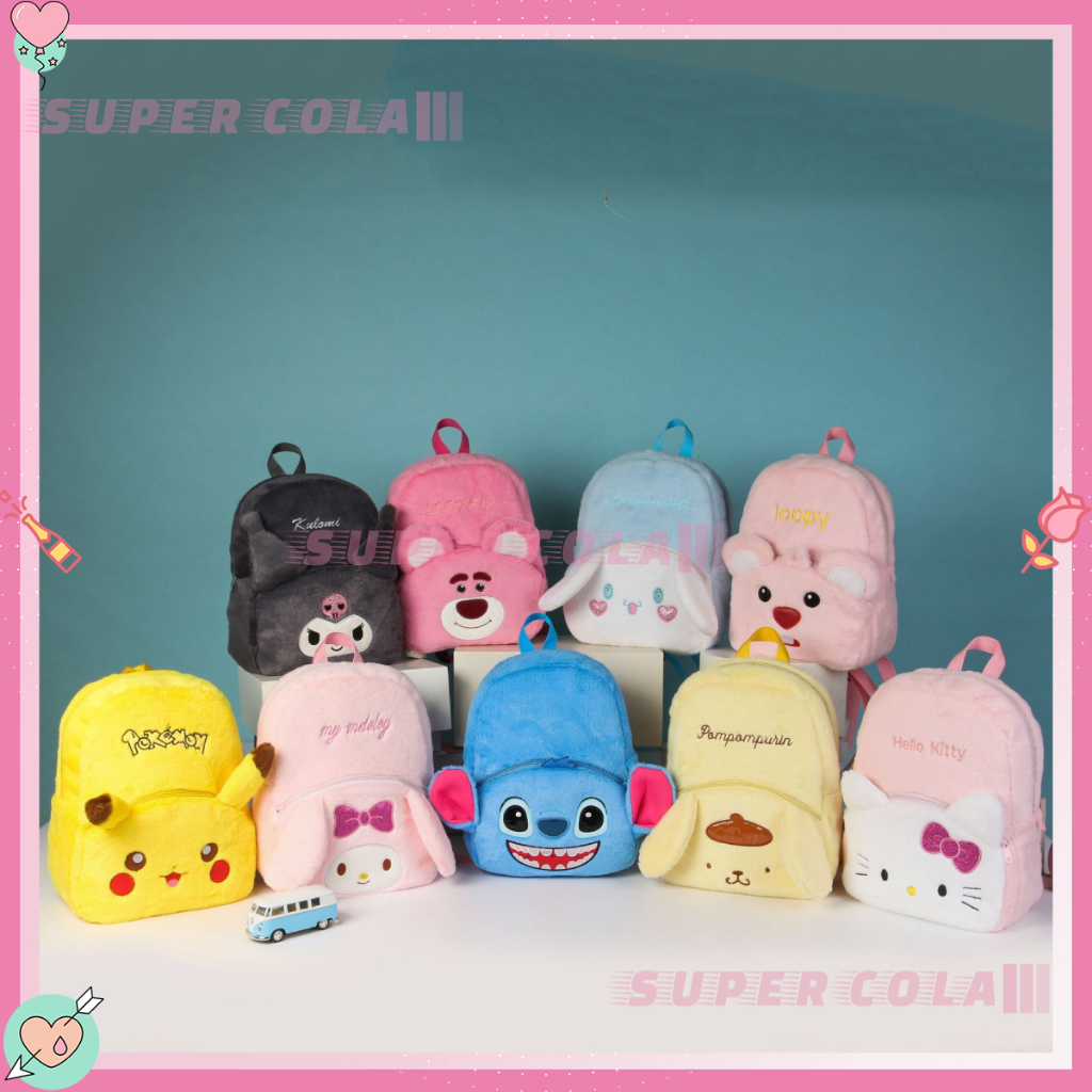 【จัดส่งที่รวดเร็ว】กระเป๋าเป้ตุ๊กตา Sanrio Stitch Strawberry Bear น่ารัก มีหู ความจุขนาดใหญ่ ช่องเก็บของ 2 ช่อง