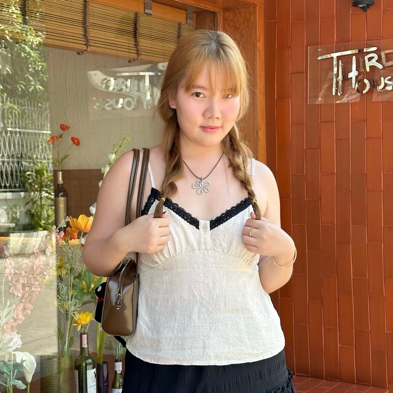 Sandy Top สายเดี่ยวผ้าลินินขอบลูกไม้