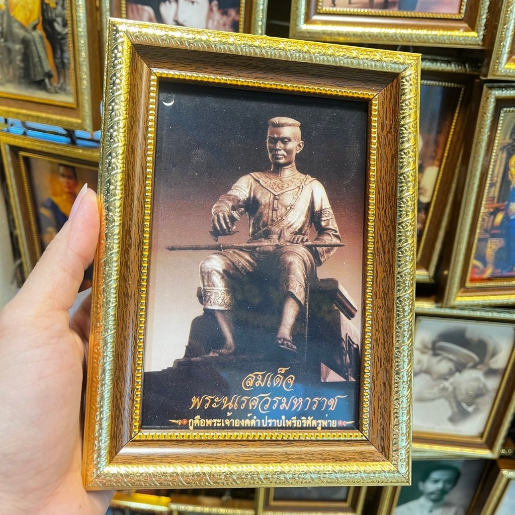 กรอบรูปภาพ  สมเด็จพระนเรศวรมหาราช ขนาด 5x7นิ้ว ห้อยแขวนหรือตั้งโต๊ะ เป็นที่ระลึก ของขวัญของฝาก ภาพเสริมฮวงจุ้ย