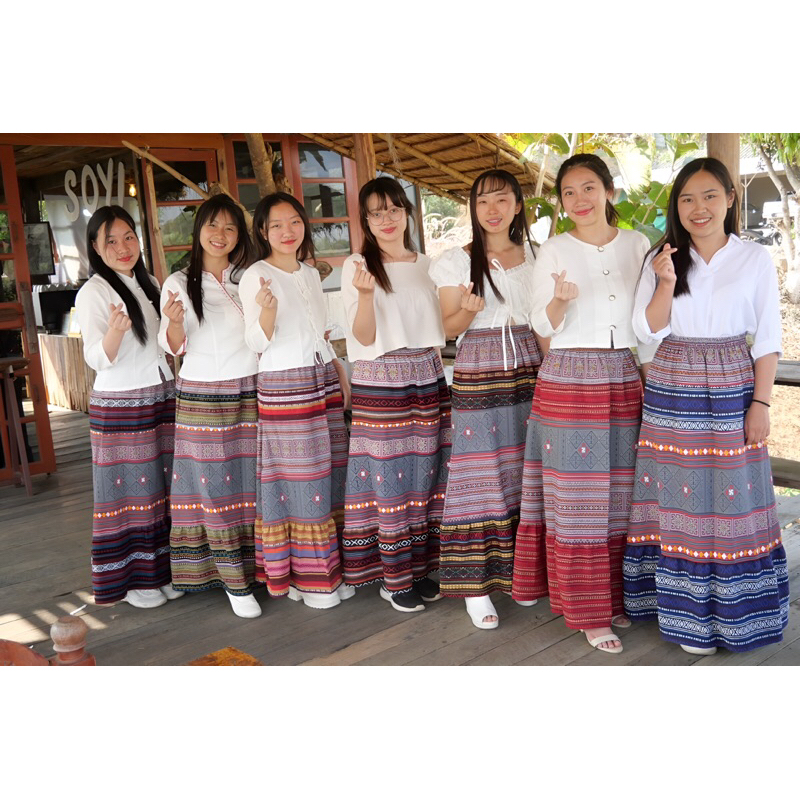 กระโปรงยาวสวยงาม พิมลายแต่งผ้าทอ