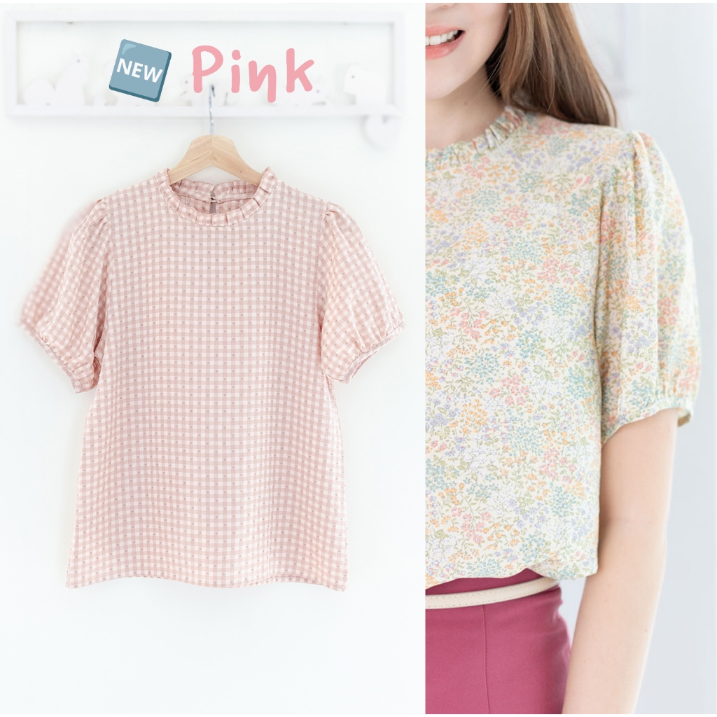 Narinari : MT2710 Ruff Collar Textured Gingham Blouse เสื้อทำงานแขนสั้น ลายตาราง