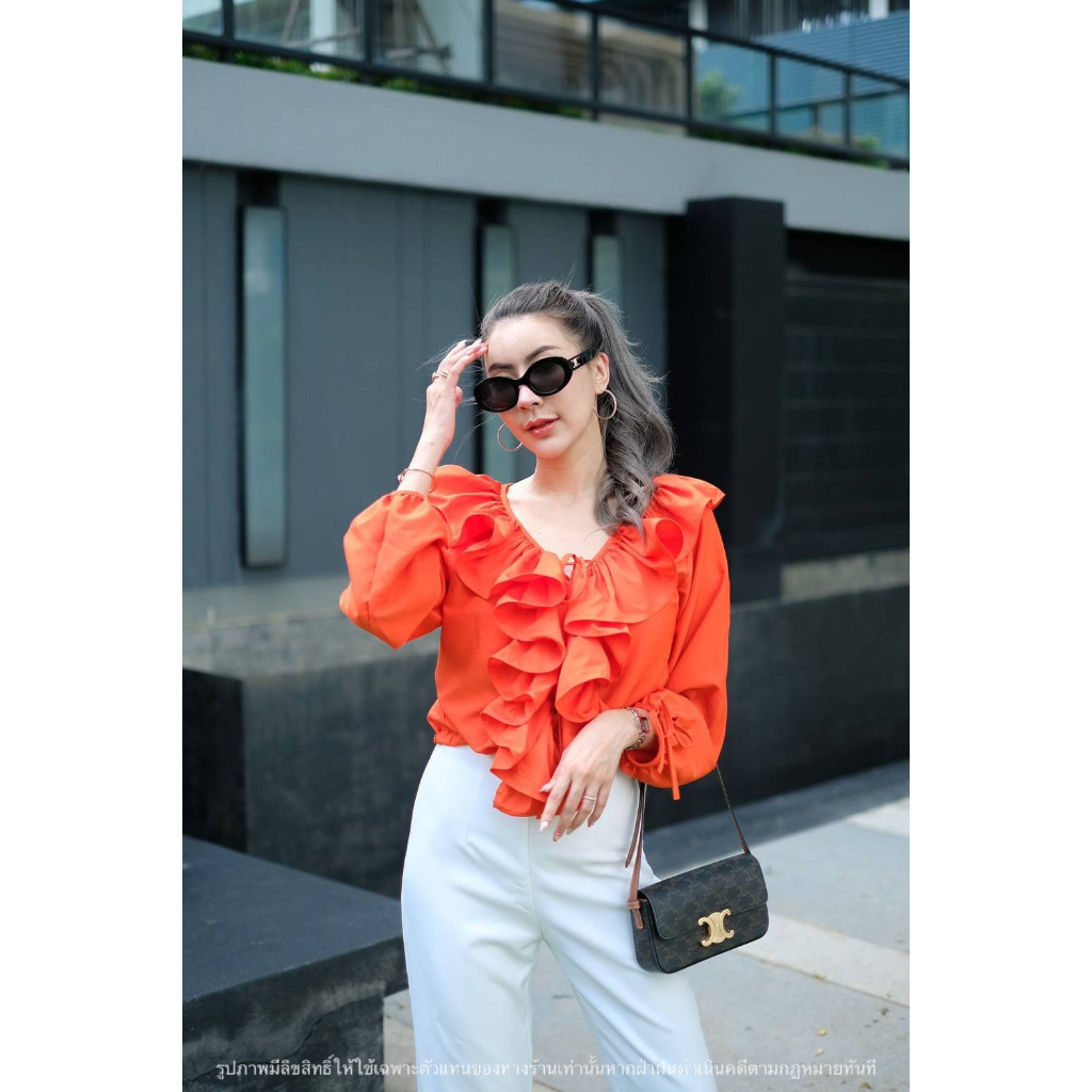 เสื้อคอวีระบายรอบคอใส่เอ็นเพิ่มความ เด้งๆความฟูๆให้กับตัวคอเสื้อ แขนยาวผูกโบว์น่ารักๆ