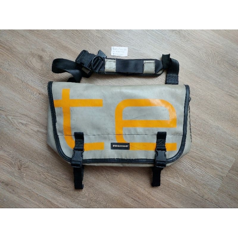 Freitag Harper อักษร