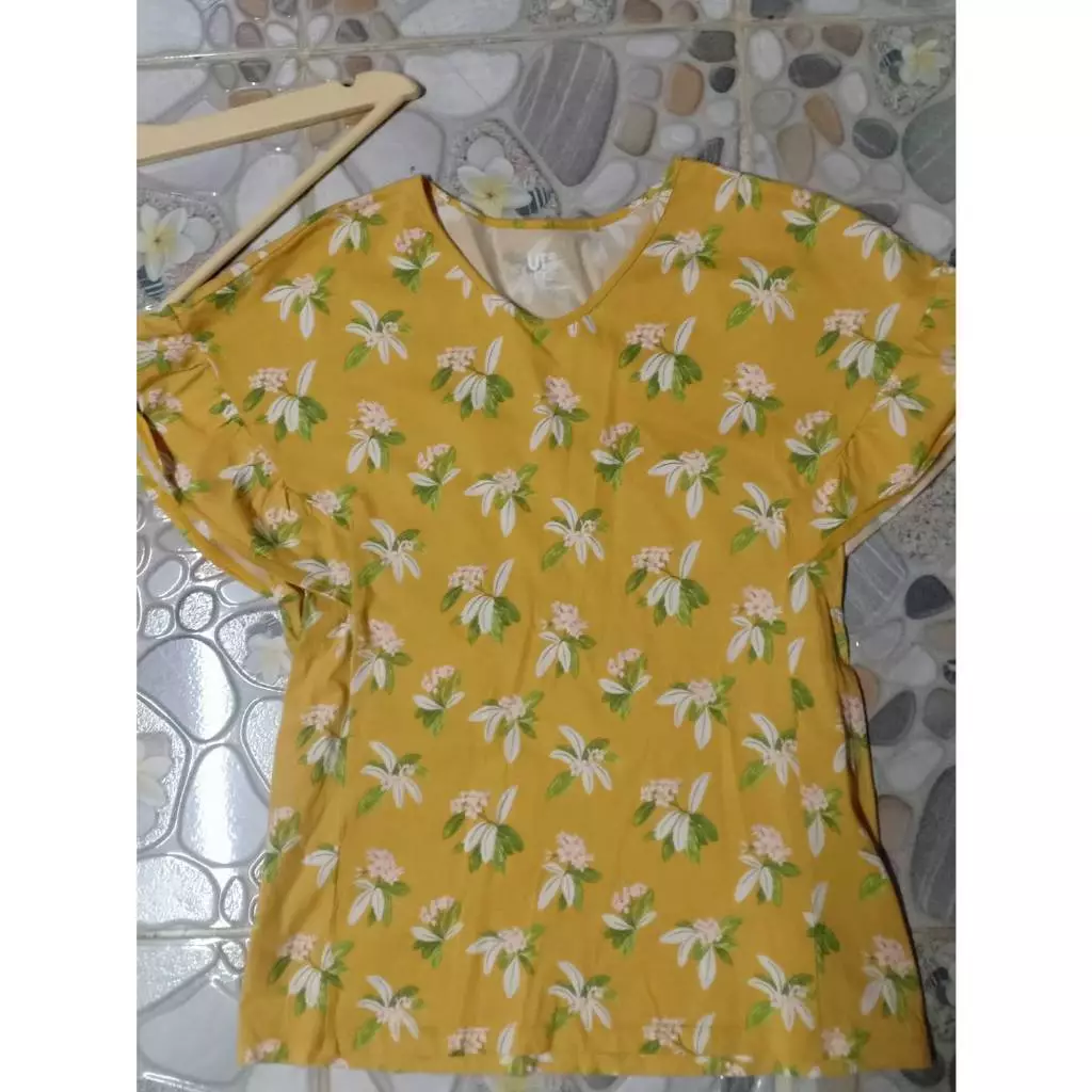 เสื้อยืดหญิงลายพิมพ์ดอกแขนสั้นชายระบาย ยูนิโคล่
