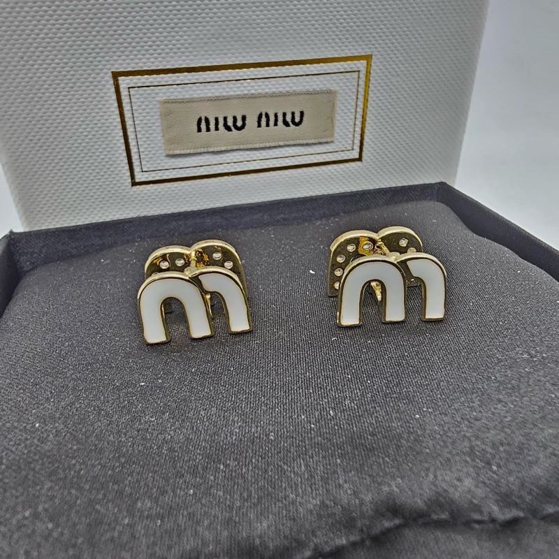 M M logo-plaque stud earrings ต่างหู มิว มิว ตัวโลโก้ ใส่ได้ 2 ด้าน พร้อมส่งในไทย ฝั่งเพชร และ สี งานสวย เคลือบอย่างดี