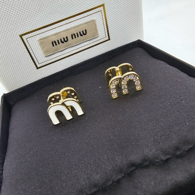 M M logo-plaque stud earrings ต่างหู มิว มิว ตัวโลโก้ ใส่ได้ 2 ด้าน พร้อมส่งในไทย ฝั่งเพชร และ สี งานสวย เคลือบอย่างดี