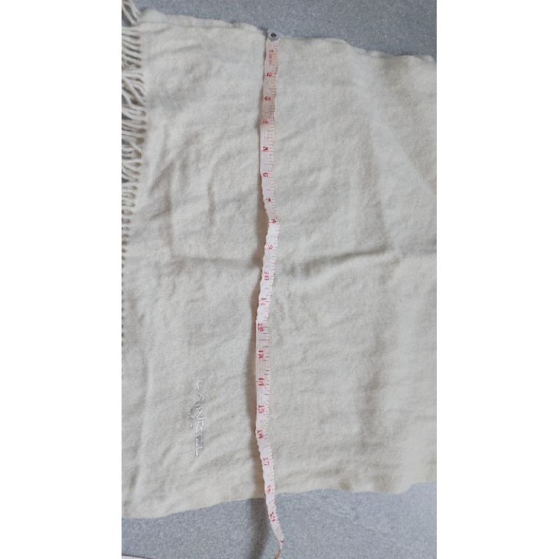ผ้าพันคอ สีครีม ยี่ห้อ Lancel (Paris) สินค้ามือสอง คุณภาพดี กว้าง 18 นิ้ว ยาว 48 นิ้ว แต่งระบายที่ปลายผ้า