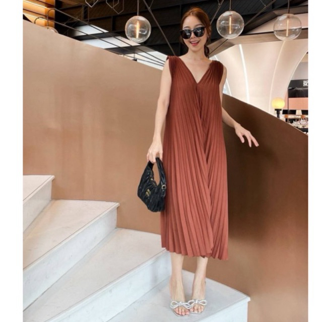 V Pleated maxi dress เดรสอัดพลีทยาวแขนกุดคอวี ใส่ออกงาน ใส่คลุมท้องได้ค่า มีลายดอก และสีพื้น
