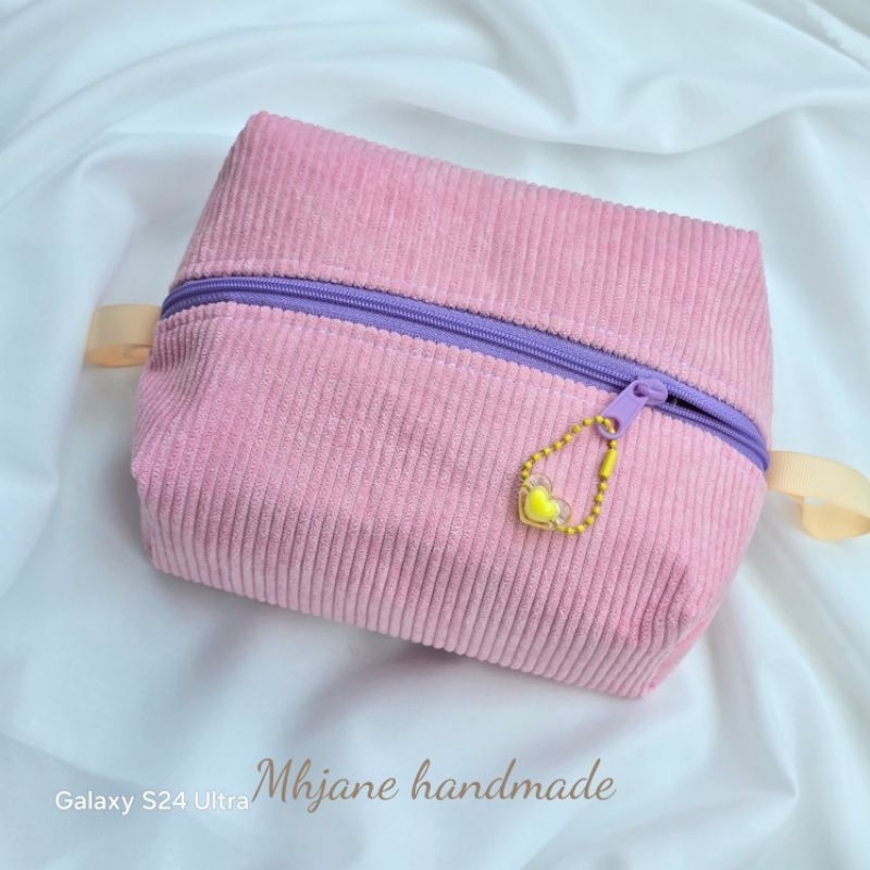 กระเป๋าเครื่องสำอางผ้าลูกฟูก พร้อมส่งจากไทย แถมฟรีพวงกุญแจ