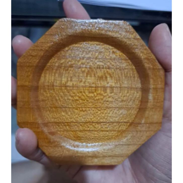 SUKP เเผ่นรองเเก้วไม้สักเเท้ – คละเเบบ 9×9 ซม.