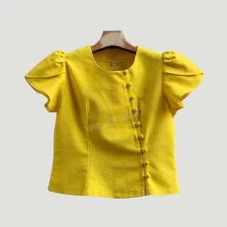 เสื้อสีขาวคอกลมแขนกลีบบัว ลิซ่า กระดุมปั๊ม9เม็ด โดดเด่น ทรงสวยเข้ารูป ดูสุภาพเรียบร้อย สวมใส่สบาย ได้ทุกโอกาส เอกลักษณ์