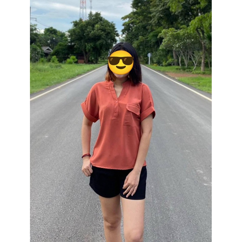 เสื้อ้อเชิ้ตคอจีน แต่งสาบมีกระดุมด้านหน้า แต่งกระเป๋าใช้งานได้จริง อก38 ยาว24 งานป้ายFy