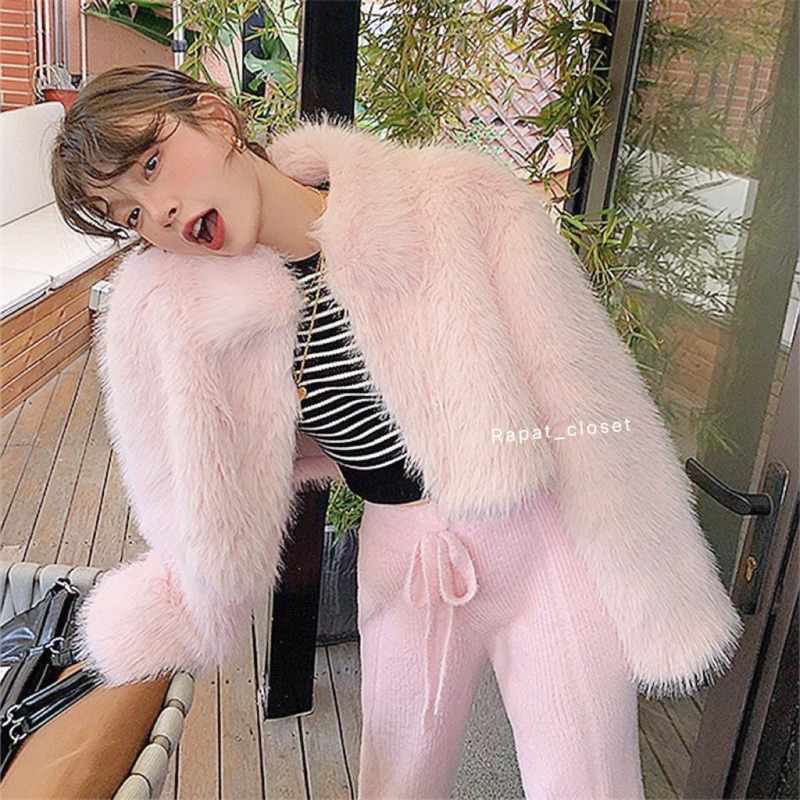 New Baby Pink Furry พร้อมส่ง เสื้อครอปเฟอร์สีชมพูอ่อนๆ เหมาะกับอุณหภูมิ10 องศาขึ้นไปค่ะ