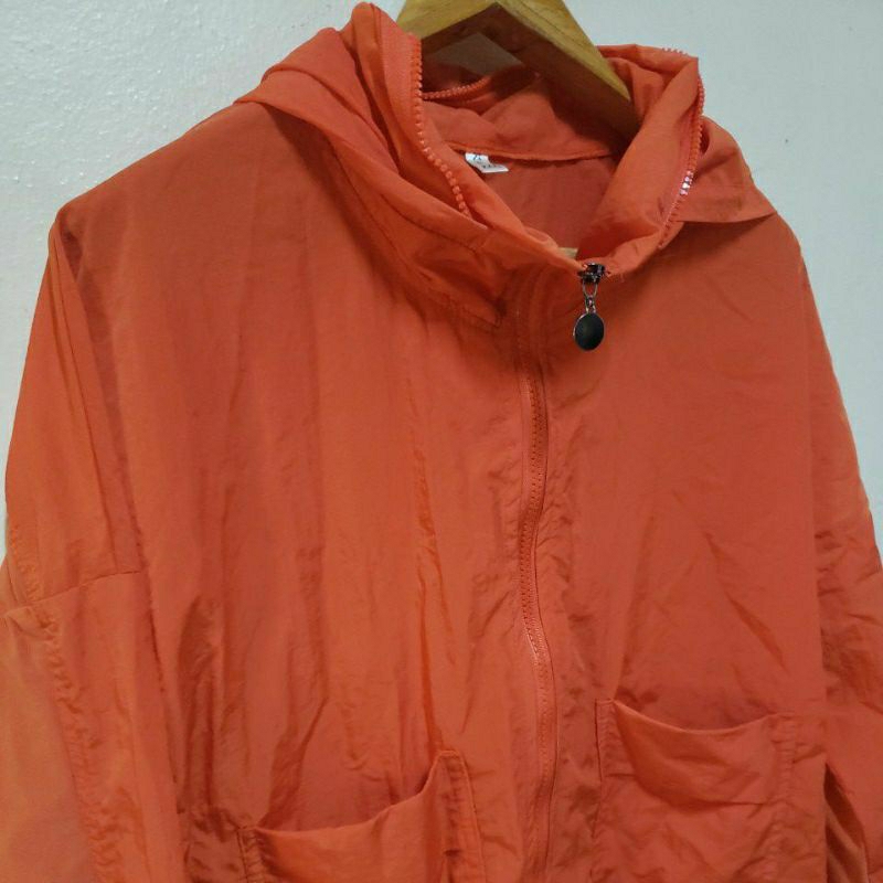 เสื้อแจ็คเก็ตผ้าร่ม กัน UV กันแดดกันลม มีฮู้ด สีส้ม Size 46 ยาว 23 นิ้ว UV01