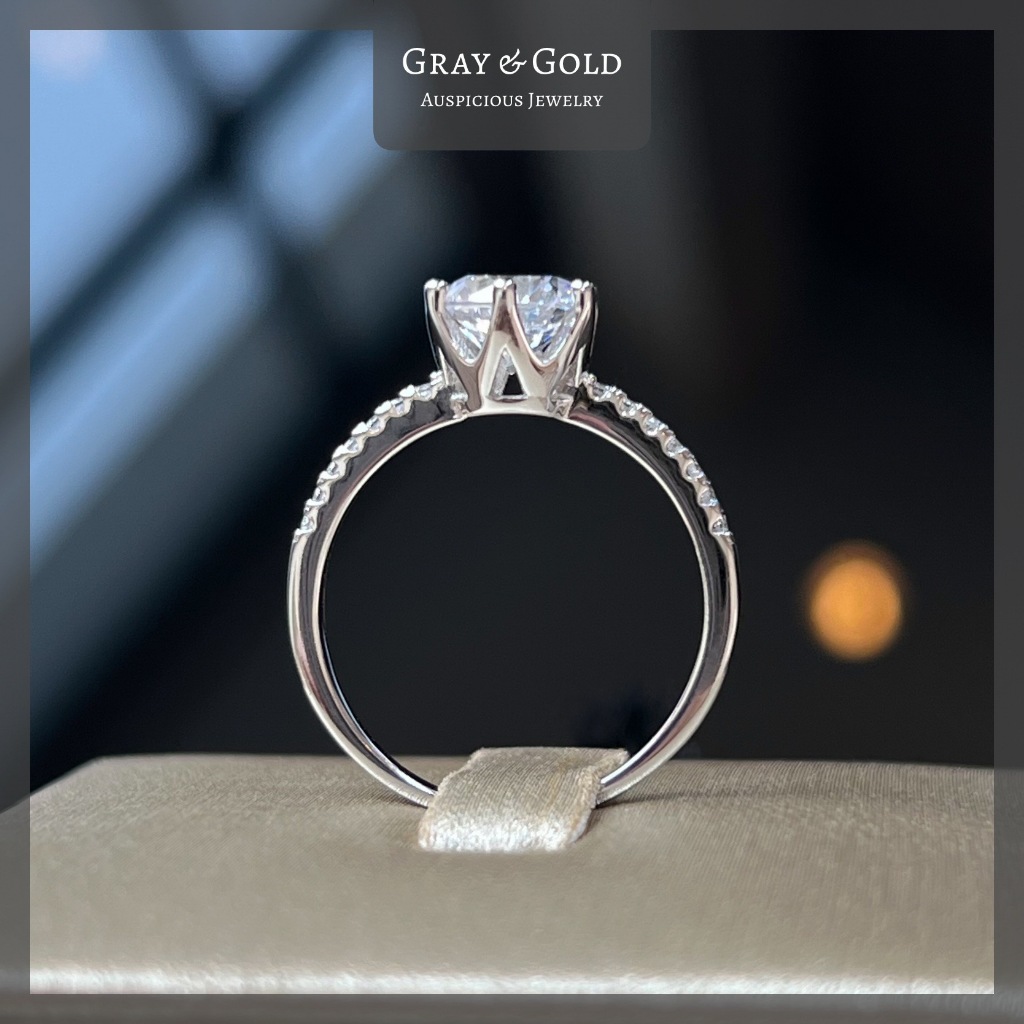 [RG598] แหวนเพชรสังเคราะห์ CZ เพชรชู 1 กะรัต บ่าเพชรข้าง ตัวเรือนเงินแท้ 92.5% ชุบทองคำขาวโรเดียม Gray &amp; Gold Jewelry