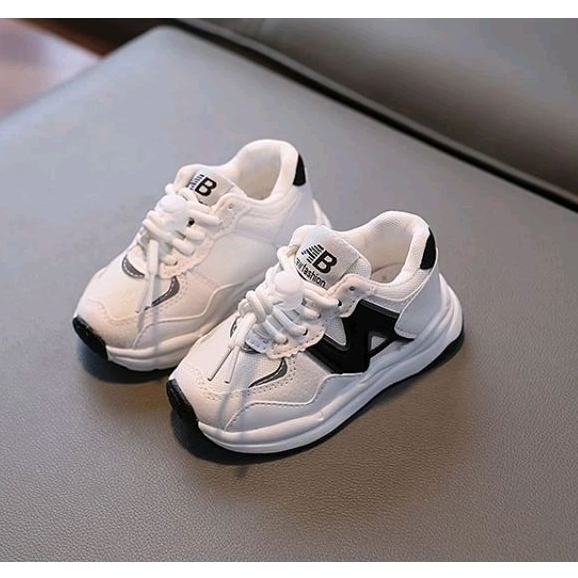 รองเท้าผ้าใบเด็กทรง sport พื้นนุ่ม น้ำหนักเบา พร้อมส่ง