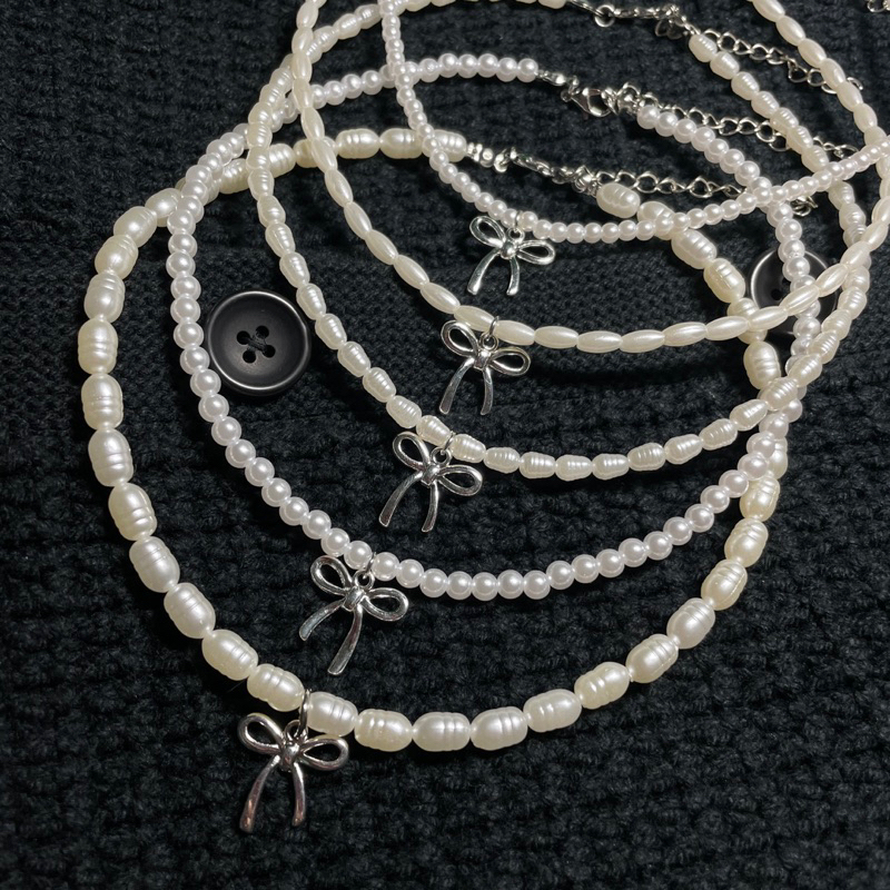 Piing me Bow Necklace | สร้อยคอลูกปัดไข่มุกเทียมทรงต่างๆพร้อมจี้สแตนเลสลายโบว์
