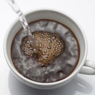 กาแฟดำ เกรดพรีเมี่ยม ชงได้ทั้งร้อนและเย็นละลายน้ำ100% ไม่มีตะกอน ขนาด 100 กรัม