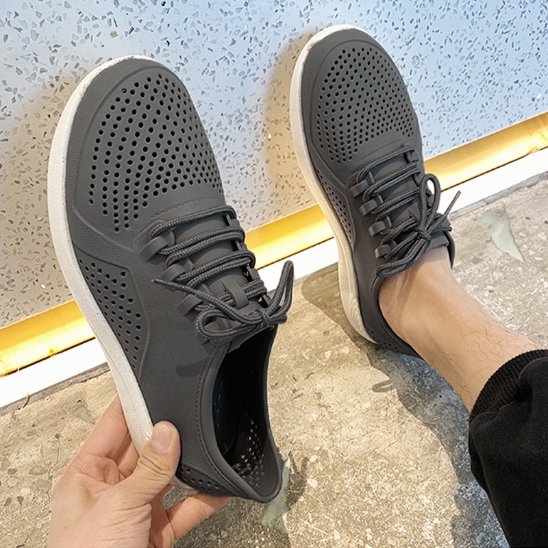 Wooho ใหม่สุดเท่ห์ รองเท้าผ้าใบแฟชั่นผู้ชาย แต่เดี๋ยวก่อนรุ่นนี้วัสดุเป็นยาง น้ำหนักเบา ใส่ลุยได้เลยไม่ว่าจะดิน โคลน น้ำ