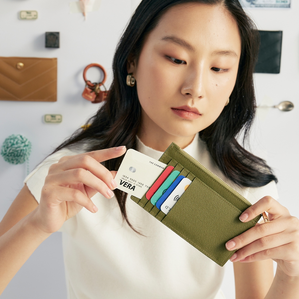 Caviar Long Card Holder กระเป๋าใส่บัตรทรงยาว พร้อมช่องซิปโค้ง เปิดได้กว้าง ขนาดเล็กบางเบา พกพาง่าย