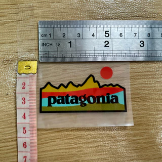 ตัวรีดติดเสื้อ ติดหมวก แบรนด์ Offwihte , Playboy , Patagonia , Uniqlo ติดได้ทุกเนื้อผ้า สั่งทำได้ ใช้งานง่าย
