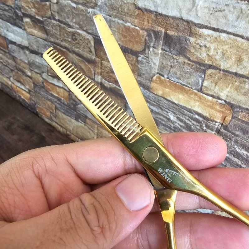 Wing รุ่น Titanium กรรไกรตัดผม ขนาด 6 นิ้ว สำหรับช่างมืออาชีพ ตัดกับซอยคู่กันพร้อมกระเป๋า แถมกระเป๋า - รูปที่ 5