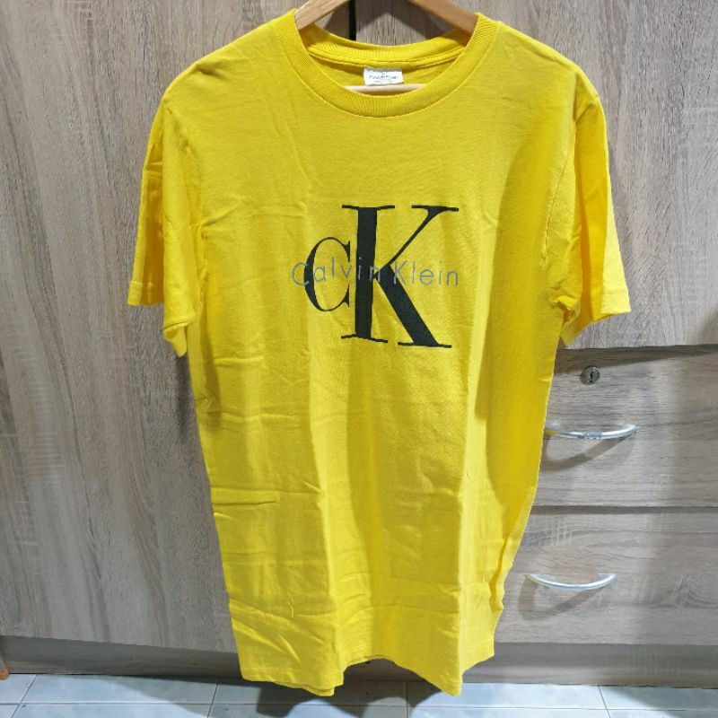 เสื้อยืด CK Calvinklein สีเหลือง มือสอง