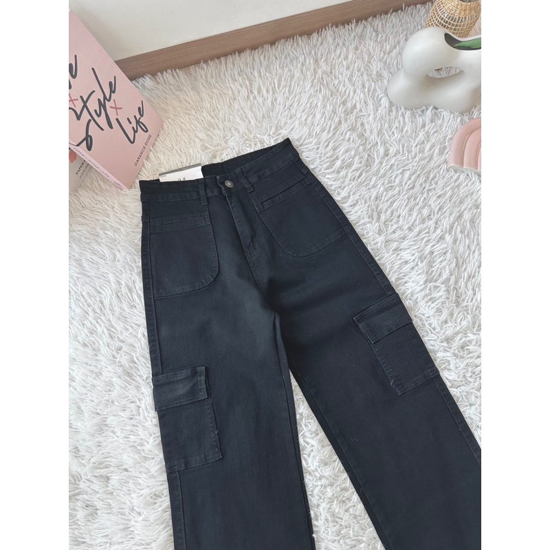 คาร์โก้ผ้ายืด สีดำสนิทดีเทลกระเป๋าหน้า กางเกงยีนส์เอวสูง B453
