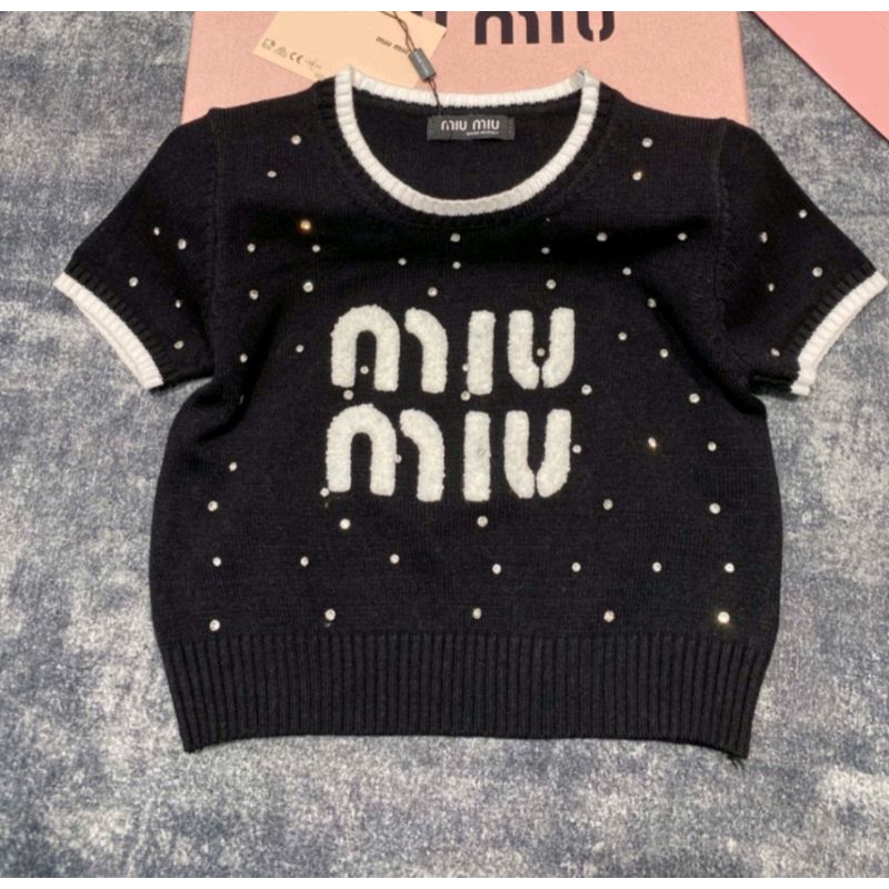 พร้อมส่ง เสื้อแขนสั้นไหมพรมงานสวยดูดีทอลายโลโก้แบรนด์ติดอะไหล่เพชรวิ้งๆผ้าเนื้อไม่หนามากใส่สบายยืดหยุ่นได้เยอะงานติดป้าย