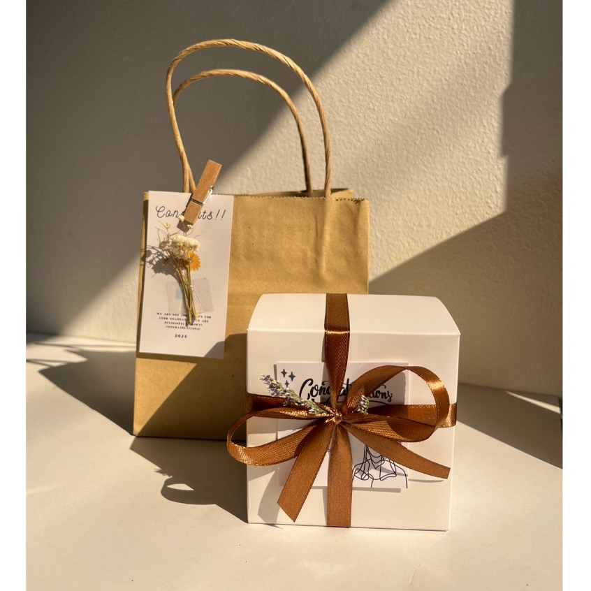 Gift Box ของขวัญเทียนหอม 30 ml ฝาขาว กล่องขาวโบว์น้ำตาล พร้อมถุงกระดาษ ราคา ถูกที่สุด ดีลบีเคเค รูปภาพหลัก