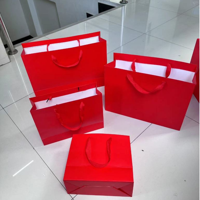 พร้อมส่งในไทย ถุงใส่ของ กระดาษหนา หูหิ้วผ้า สีแดง ใส่สินค้า ของขวัญ ของใช้ทั่วไป ราคาถูก