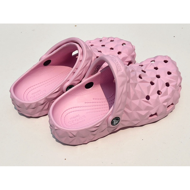 รองเท้า Crocs Classic Geometric Clog Unisex ใส่ได้ทั้ง ชาย หญิง แท้มือสอง M4/W6 23.5=36-37