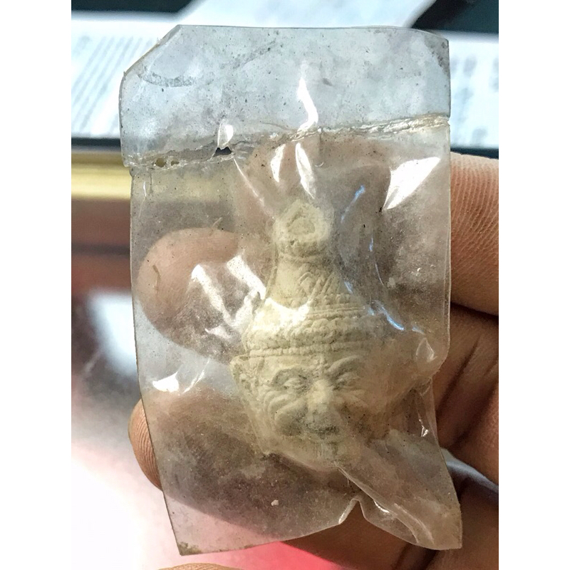 สร้างปี 2546 เศียรครูเนื้อผงมวลสารพระทนต์ผสมผงมวลสารจิตรลดา ผงครูอาคมสายาคมแก่ว่านปราบสี่ทิศ หลวงพ่อชำนาญ วัดชินวนาราม