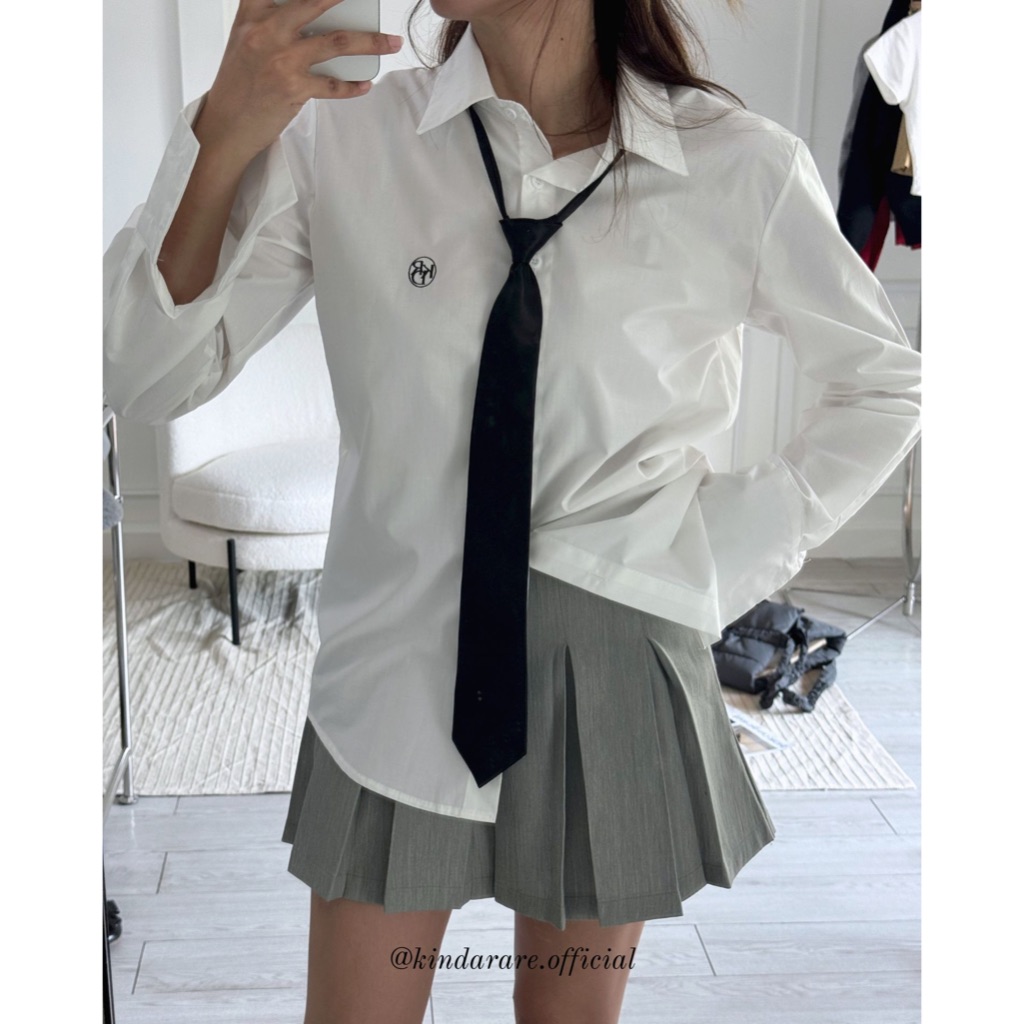 KINDARARE - Cassie Embroidery shirt (เสื้อเชิ้ตแขนยาว ปักโลโก้ พร้อมส่ง)