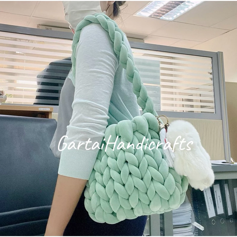 กระเป๋าไหมพรมยักษ์ กำมะหยี่ size S ขนาด 9 นิ้ว สายเปียยาว 20 นิ้ว แบบสะพายไหล่ สะพายข้าง มิกสีได้