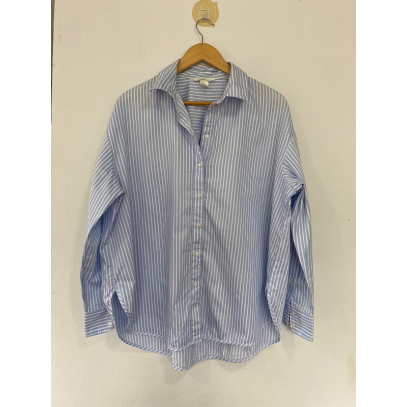 ฝ้ายซาติน แววนิดๆ สีฟ้า H&M ไซส์ EUR40 อกหน้าผ้า 52 *เปื้อนจาง คอเหลืองจาง* ยาว 28 วงแขน 18 oversize