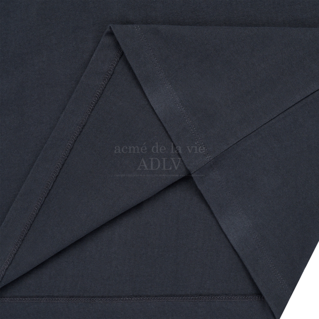 ADLV [acme de la vie] เสื้อยืด Oversize รุ่น Embossing Script Logo Short Sleeve T-Shirt Grey