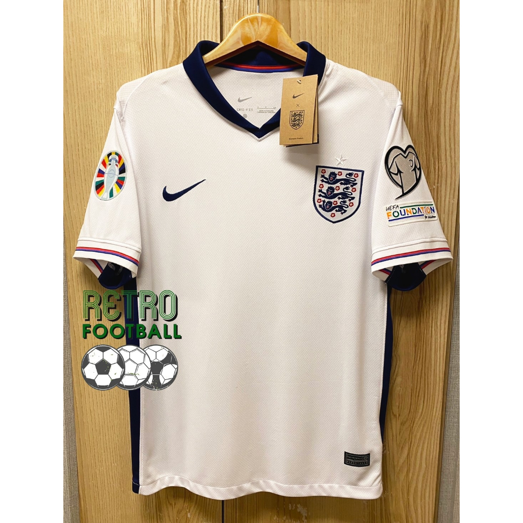 เสื้อฟุตบอลทีมชาติ อังกฤษ Home ชุดเหย้า ยูโร2024 เกรดแฟนบอล [ 3A ] เสื้อเปล่าพร้อม อาร์มยูโร ตรงต้นฉบับ รับประกันคุณภาพ