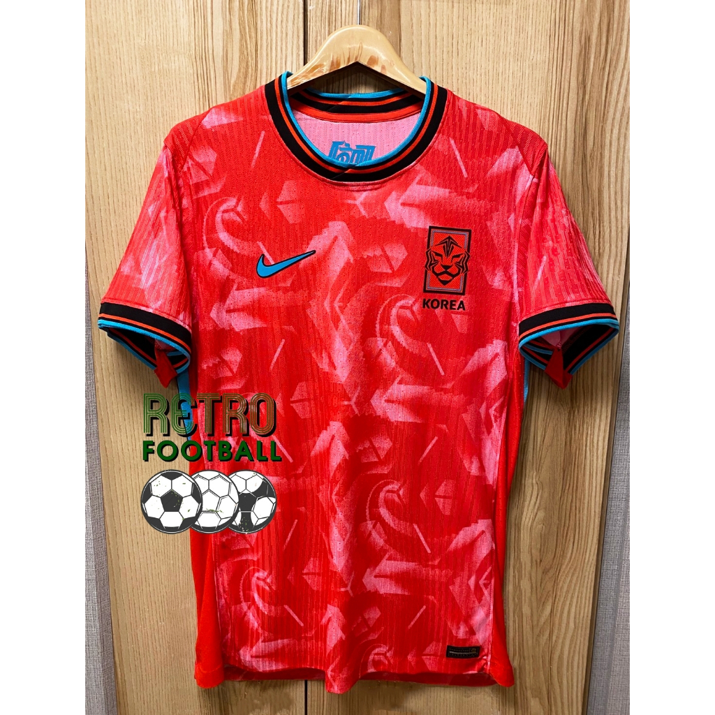 เสื้อฟุตบอลทีมชาติ เกาหลี Home เหย้า ยูโร2024 [ PLAYER ] เกรดนักเตะ สีแดง ตรงปกเหมือนต้นฉบับ กล้ารับประกันคุณภาพ