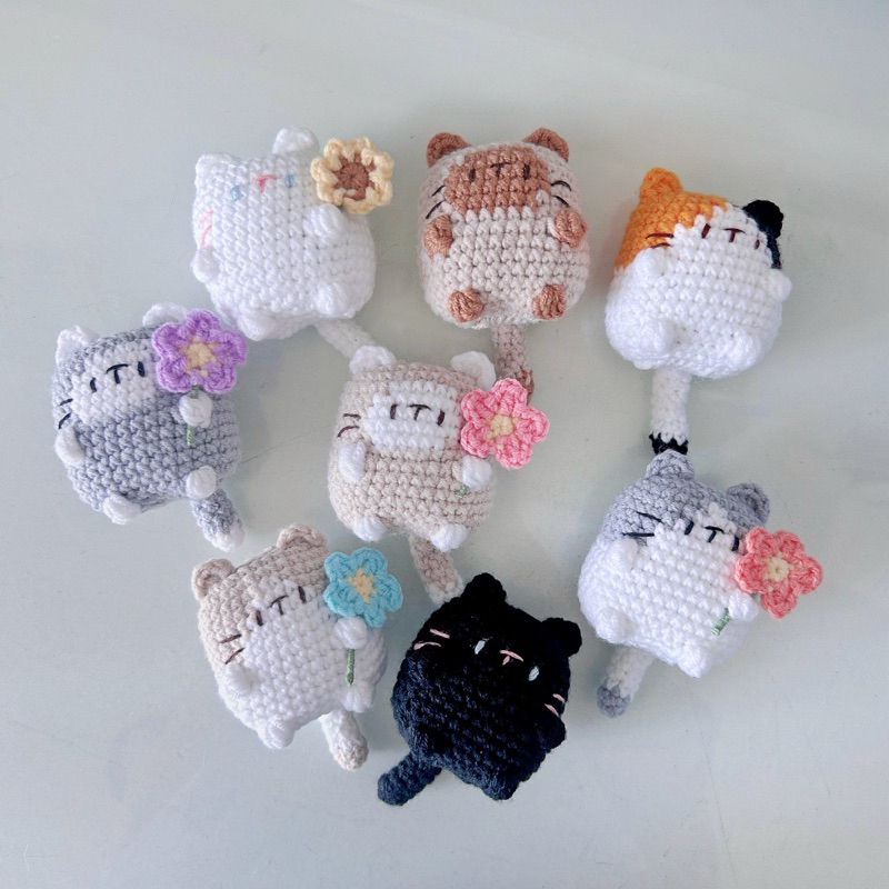 พวงกุญแจตุ๊กตาไหมพรมแมว น้องแมวอ้วนถือดอกไม้🐈🌸