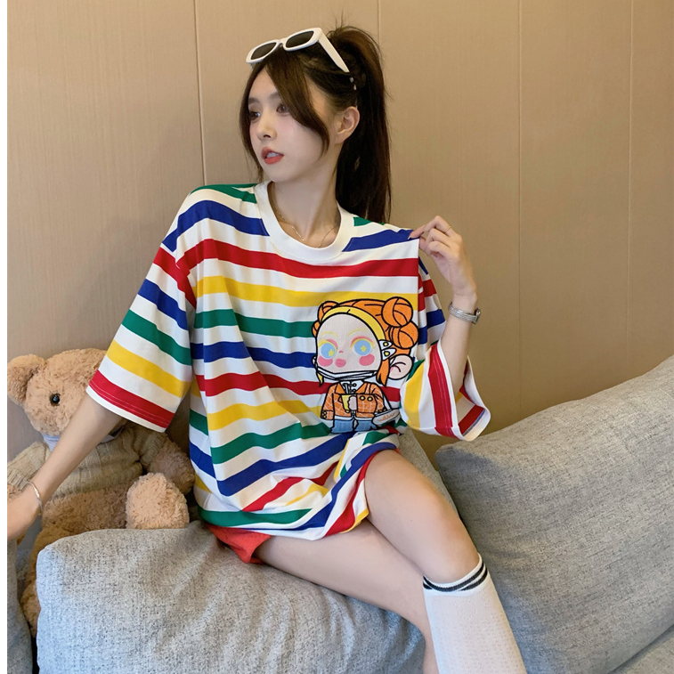 fashiongirl1688 พร้อมส่ง เสื้อยืดคอกลมแขนสั้นทรงหลวมสีสายรุ้งสดใสน่ารักสกรีนลายตัวการ์ตูนจิบิสาวน้อย