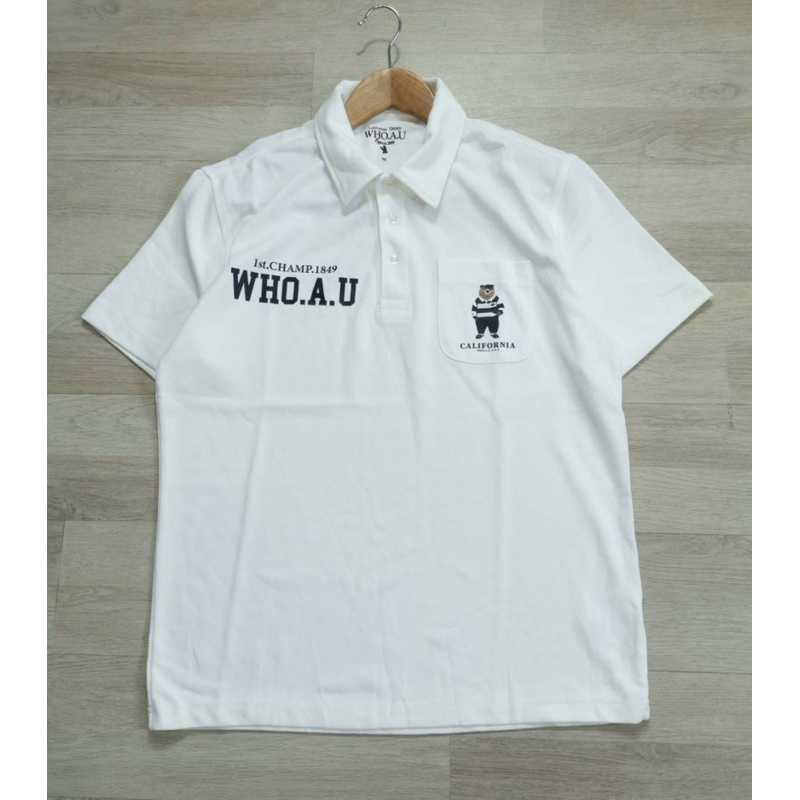 #W0401 Who.A.U เสื้อคอปกสกรีนโลโก้ ผ้านุ่มยืด