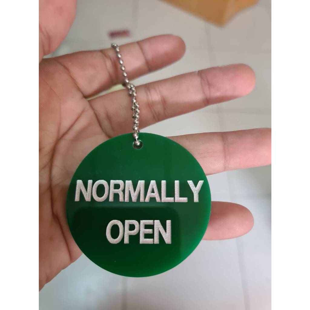 ป้ายแขวนวาล์ว สลัก Normally Open / Normally Close  Tag Valve ภาษาอังกฤษ  ป้ายอะคริลิค ขนาด 5 cm  หนา 3 mm