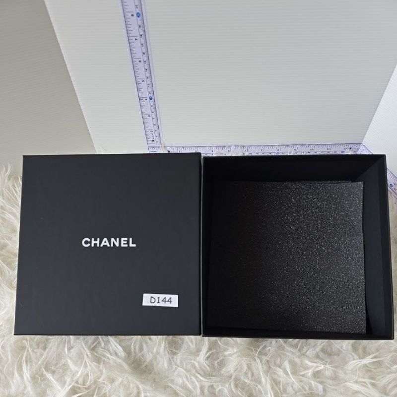 Chanel box  (รหัส D144) ขนาด19×19หนา8CM สภาพ 85- 99%