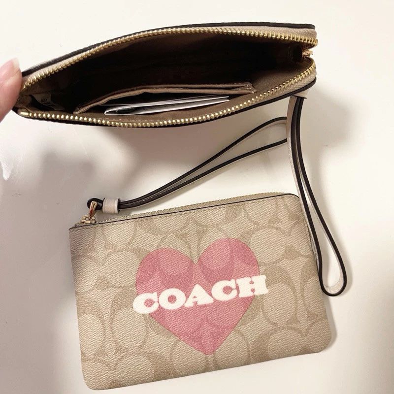 กระเป๋าCOACH  คล้องมือ 1 zip S ลายหัวใจชมพูคาดโลโก้  COACH  ของแท้ 100% พร้อมส่ง