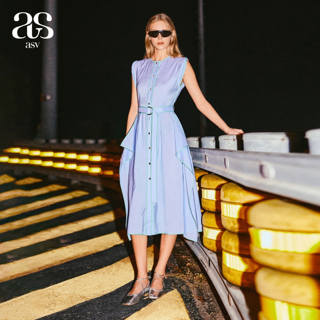 [asv ss24] Sienna Shirtdress เดรสผู้หญิง แขนกุด คอปกเชิ้ต แต่งคาดเข็มขัด แต่งผ้าทิ้งตัวด้านข้าง ตกแต่งผ้ากุ๊นต่างสี