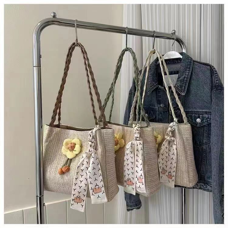 B-651🔥กระเป๋าสะพายข้างสําหรับผู้หญิง กระเป๋าสาน แฟชั่นมา เรียบง่าย ฤดูร้อนแนวโน้ม กระเป๋าขนาดใหญ่ -flowers